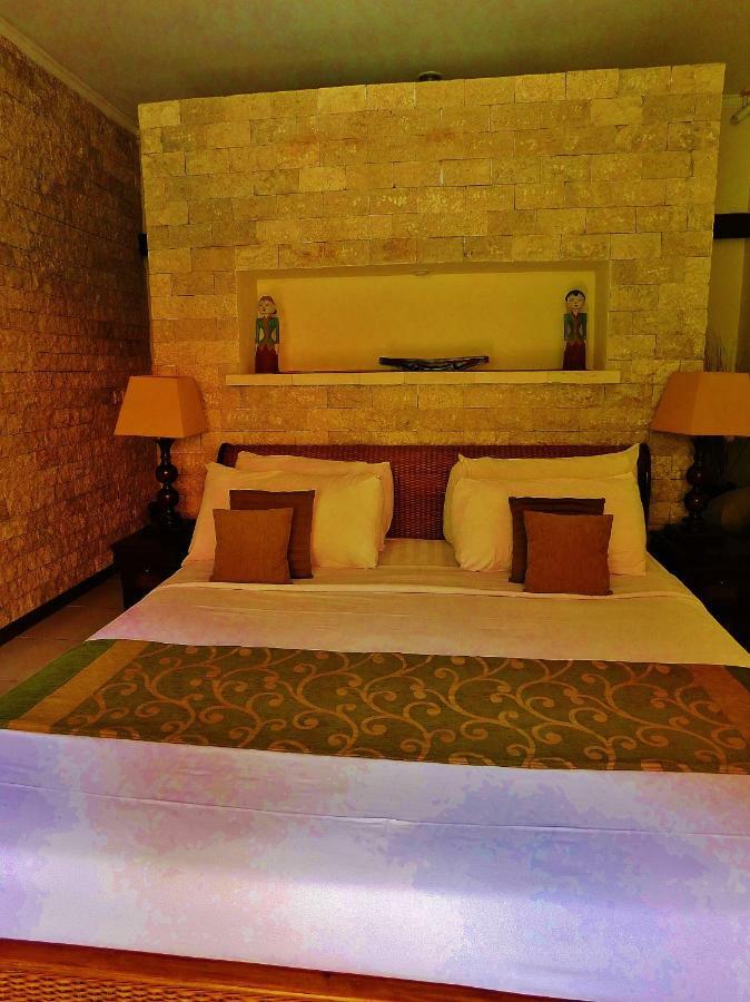 סמיניאק Villa Heliconia מראה חיצוני תמונה
